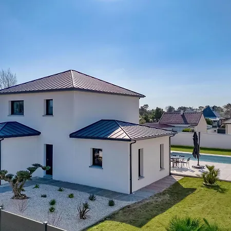 Maison Piscine 150m De La Holiday home *